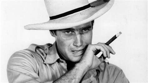 Primer plano de Charlton Heston como el detective Thorn, con expresión seria y reflexiva.