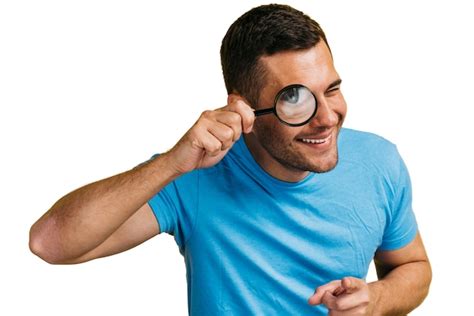 Foto de una persona observando discretamente en un entorno comercial, representando un cliente misterioso