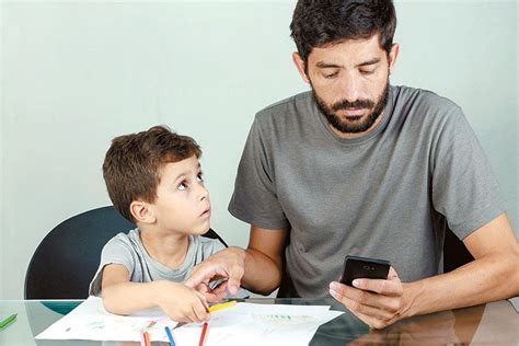 Ilustración de padres presentes físicamente pero ausentes emocionalmente