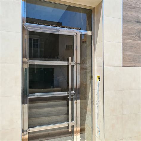 Diseño de marcos de acero inoxidable para puertas de residencias