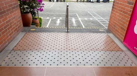 Ejemplo de suelo antideslizante y de fácil limpieza para pasillos de residencias