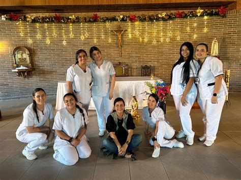 Foto de voluntarios interactuando con residentes de la fundación