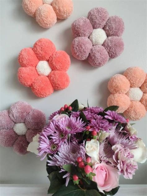 Muestra de diferentes manualidades sencillas hechas con lana: pompones, flores y pulpitos.