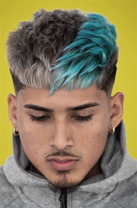Hombre joven con cabello teñido mostrando un estilo moderno