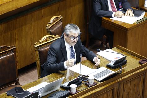 Ministros del Trabajo y Hacienda celebrando la aprobación de la reforma previsional