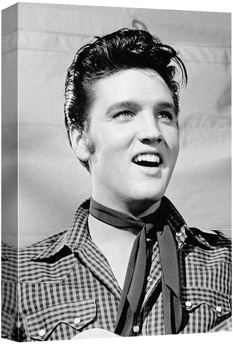 Fotografía histórica de Elvis Presley en sus años de juventud durante una actuación en directo.