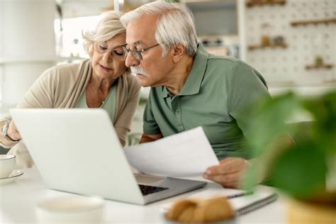 Foto temática: personas gestionando sus pensiones en línea o revisando documentos