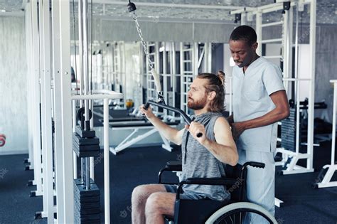 Fotografía de una persona con discapacidad en movimiento, realizando una actividad productiva o deportiva.