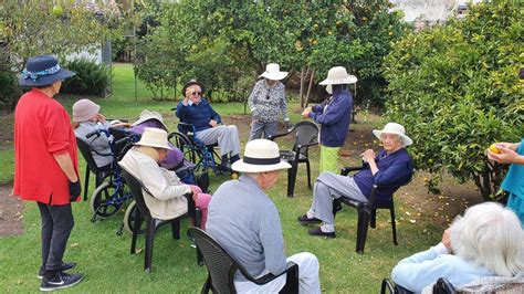 Familiares interactuando con un adulto mayor en una residencia