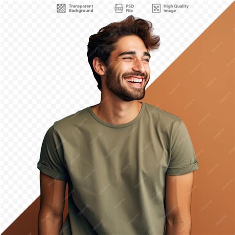Foto temática: Un hombre mayor sonriendo en un entorno urbano, con un aire de confianza y serenidad.
