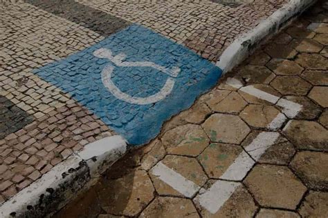 Fotografía mostrando barreras de accesibilidad urbana en Copiapó (ej. letreros, tapas de alcantarilla sobre guías podotáctiles)