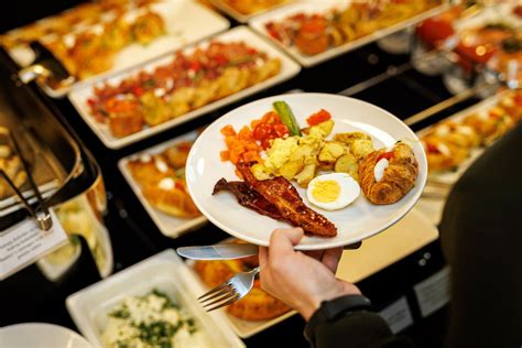 Fotografía de un buffet variado en un hotel con diferentes opciones de desayuno, almuerzo y cena