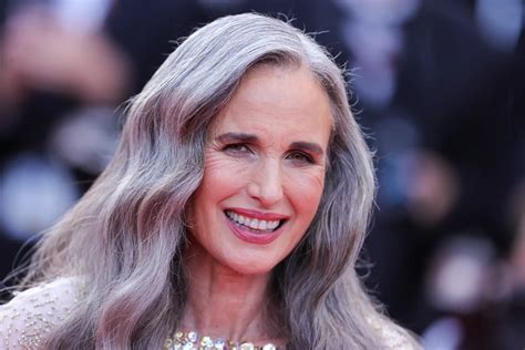 Mujer mayor elegante y sonriente, con canas y arrugas naturales