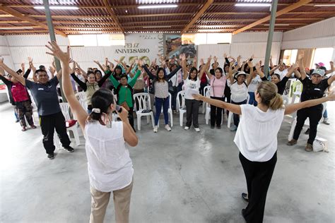Foto grupal de beneficiarios y personal de la Residencia para la Superación en San Fernando, celebrando un aniversario