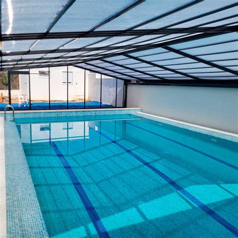 Foto de la piscina cubierta climatizada del spa de un aparthotel