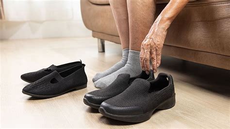 Infografía comparando calzado inadecuado y adecuado para personas mayores.