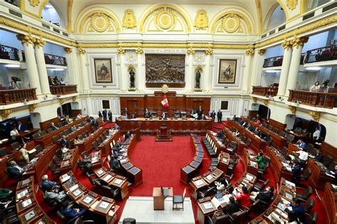 Fotografía de una manifestación o debate parlamentario sobre los retiros de fondos de pensiones.