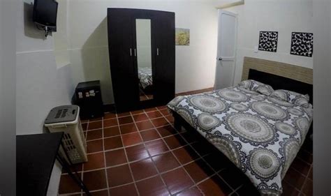 Fotografía de una habitación amoblada en una pensión, con detalles de confort y orden