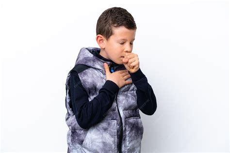 Niño tosiendo por irritación respiratoria debido al smog