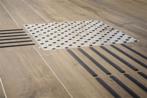 Fotografía de pavimento podotáctil con puntos y líneas