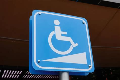 Señalización de rampa accesible para sillas de ruedas
