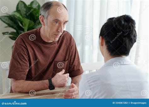 Anciano hablando con su médico