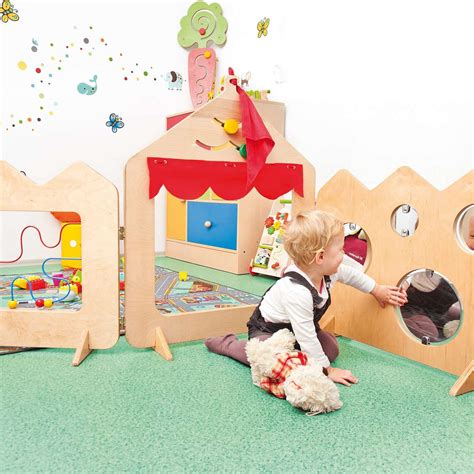 Niño interactuando con un panel de destreza manipulativo.