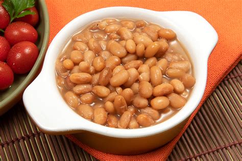Foto de un plato de frijoles o legumbres, destacando una alimentación sana