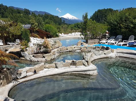 Foto panorámica de un complejo termal con bosques y piscinas