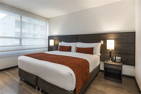 Varias opciones de habitaciones de hotel, desde individuales hasta suites