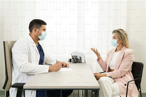 Imagen de un médico interactuando pacientemente con un adulto mayor en una consulta