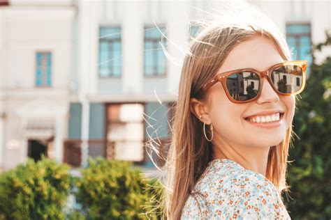 Persona con gafas de sol protegiendo sus ojos
