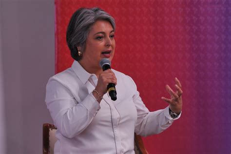 Fotografía de Jeannette Jara, Subsecretaria de Previsión Social, en un evento público o conferencia