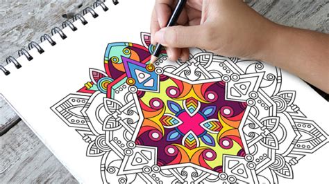 Ilustración de una persona mayor coloreando un libro de mandalas.