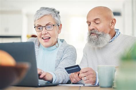 Foto temática: Personas mayores consultando su banca online o cajero automático