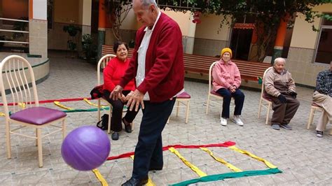 Actividades recreativas para personas mayores en un jardín
