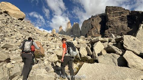 Grupo de expedicionarios con discapacidad realizando trekking en Torres del Paine