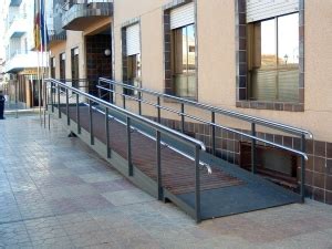 Foto de una rampa accesible con pasamanos y contraste visual