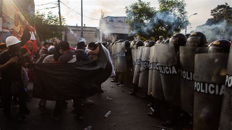 Fotografía de protestas en Valparaíso con enfrentamientos entre manifestantes y fuerzas del orden