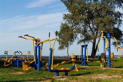 Fotografía de un parque adaptado para personas mayores con equipos de ejercicio al aire libre
