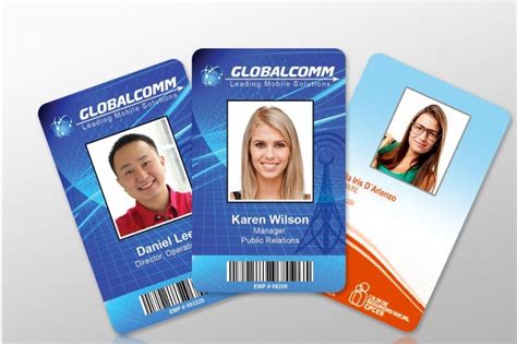 Fotografía de credenciales de PVC personalizadas para un evento.