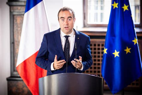 Sébastien Lecornu, primer ministro francés, en una conferencia de prensa.
