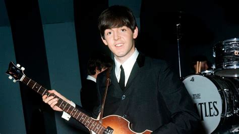 Paul McCartney joven con su guitarra