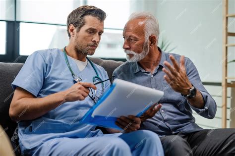 Foto de una persona mayor dialogando con un médico sobre sus opciones de tratamiento, incluyendo terapias complementarias.