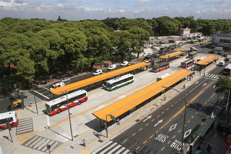 Mapa conceptual de la red de transporte público y accesos viales a zonas residenciales.