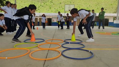 Foto de estudiantes realizando actividades extraprogramáticas en un colegio de la Compañía de María