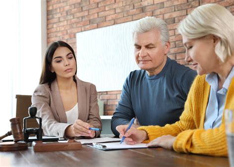 Imagen representativa de adultos mayores recibiendo asesoría legal o en un entorno de justicia accesible