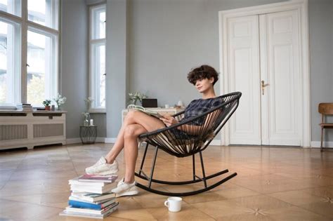 Mecedora cómoda en un ambiente relajado con un libro