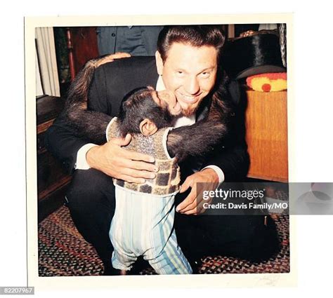 Foto de la pareja St. James y LaDonna Davis con su chimpancé Moe