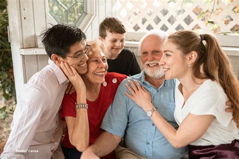 Familiares sonriendo y compartiendo momentos de calidad con un ser querido en su hogar